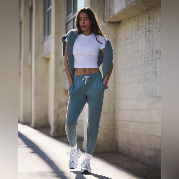 VUORI WOMEN'S DAYDREAM CREW AND JOGGER SET SMOKE BLUE SMALL - Picture 10 of 16